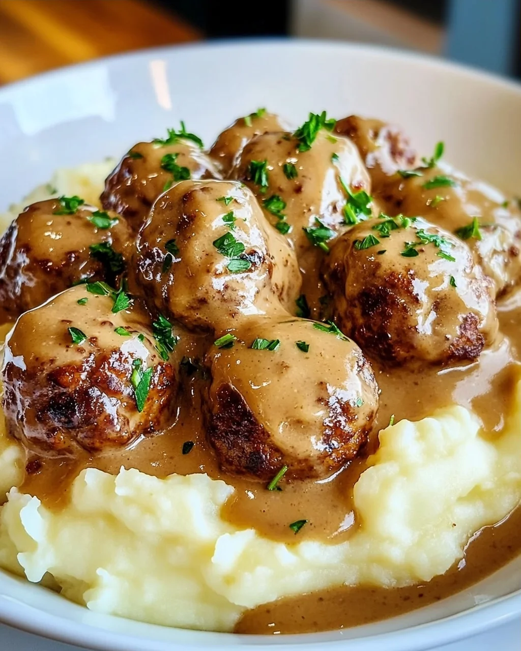 Hackbällchen in cremiger Sauce mit Kartoffelpüree